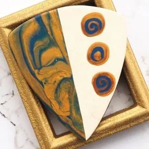 Exemple d'un pendentif réalisé grâce au cours d'initiation à l'argile polymère de Com'une Alchimie réunissant les bases essentielles de la pratique de la pâte polymère en 10 chapitres