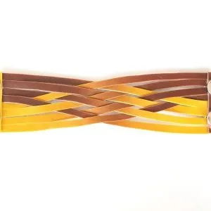 Dans son cours Fimo cuir / leather effect, Com'une Alchimie vous fait découvrir les particularités de cette argile polymère qui sont très différentes des autres type de pâtes polymère puisque la Fimo cuir a un aspect visuel et une flexibilité qui se rapproche du cuir artificiel, cette argile peut par exemple se couper ou se coudre ce qui ouvre des possibilités de créations infinies