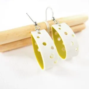 Si vous ne connaissez pas encore la Fimo leather effect / cuir c'est le moment de vous y intéresser car cette pâte polymère est absolument fascinante avec son aspect visuel du cuir, sa flexibilité, la possibilité de la découper, de la coudre à la main ou en machine, c'est un outil ouvrant de grandes possibilités de créations que Com'une Alchimie vous propose de découvrir dans son cours Fimo cuir