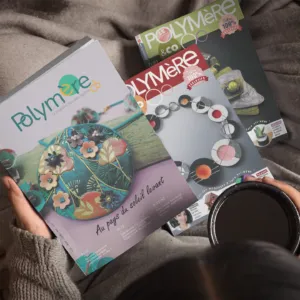 Femme buvant un café et abonnée au Polymère & Co