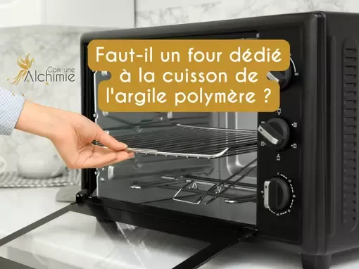 Image d'un four électrique avec une main de femme sortant la grille du four. Titre 