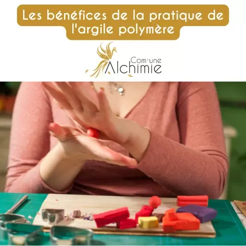 Image d'une femme assise à un bureau sur lequel il y a un tapis de modelage, des pains d'argile polymère et des outils (scalpel, emporte-pièces) en train de faire une boule de pâte avec ses mains