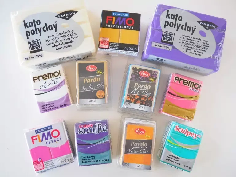 Paquets de pâte polymère de différentes marques et gammes