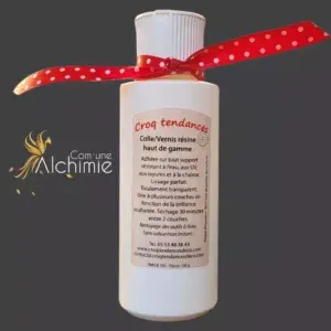 Bouteille de vernis de la marque Croq Tendances sur fond gris et logo de la marque Com'une Alchimie