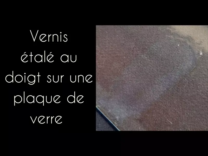 Vernis Croq tendances étalé au doigt sur plaque de verre vernis pour argile polymere Com'une Alchimie