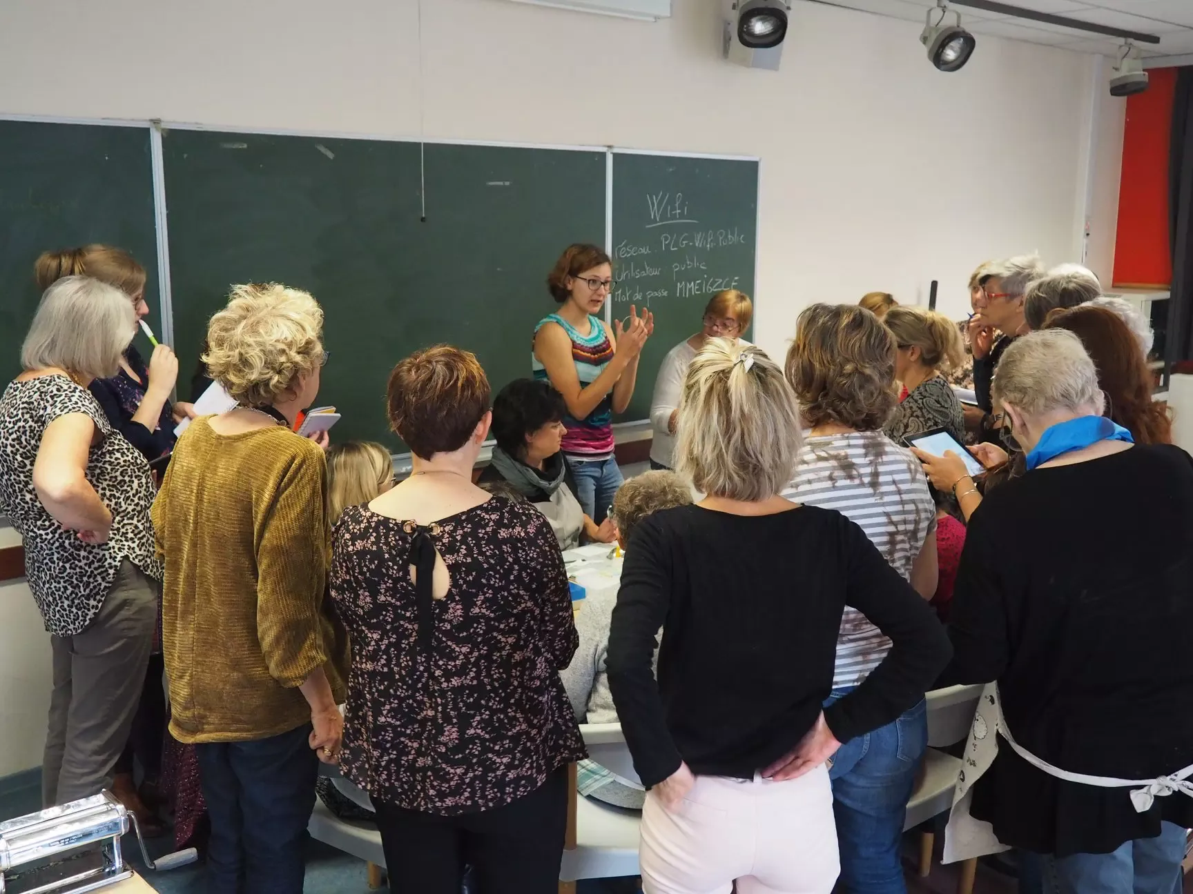 Stage pate polymere Martina Burianova polymer clay Stage pâte polymère Martina Burianova les élèves autour de la prof à Liège en 2019