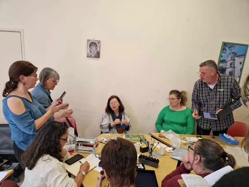 Workshop pate polymere Christine Dumont Nimes 2024 stage Les élèves autour de Christine Dumont au stage workshop pate polymère à Nîmes en Avril 2024