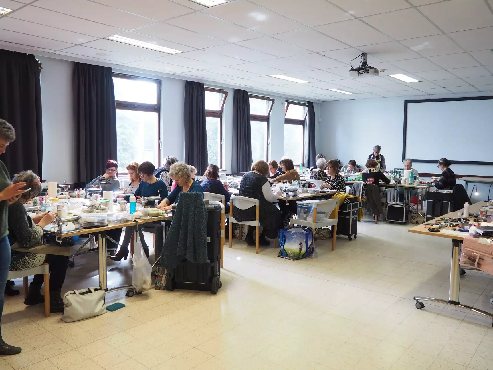 Workshop stage pate polymere Donna Kato French Polymer Clay Society Participantes au stage de Donna Kato assises à leur table en train de travailler