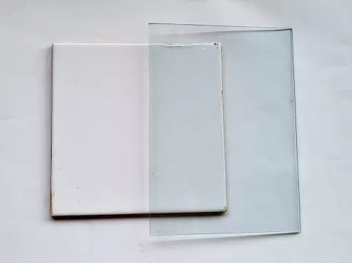 Carreau de céramique et plaque de verre utilisés pour la cuisson de l'argile polymère