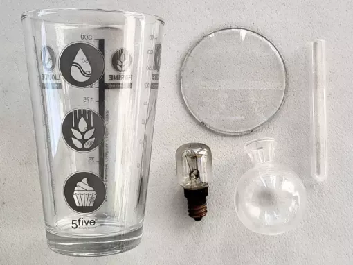 Différents supports en verre (verre doseur, verre de montre, ampoules, tube à essai) pouvant être utilisés pour la cuisson de l'argile polymère