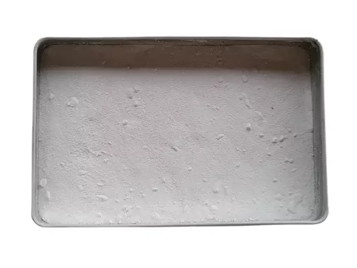 Boîte en métal contenant du bicarbonate de soude idéal pour la cuisson de l'argile polymère