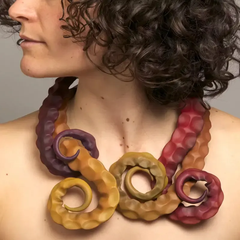 Polymère and Co, pate polymère, fimo, résine, argile séche à l'air, argile polymère, blog, cours en ligne, atelier en présentiel, formations, magazine spécialisé, collier moderne, art moderne, bijou pieuvre