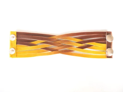 Dans son cours Fimo cuir / leather effect, Com'une Alchimie vous fait découvrir les particularités de cette argile polymère qui sont très différentes des autres type de pâtes polymère puisque la Fimo cuir a un aspect visuel et une flexibilité qui se rapproche du cuir artificiel, cette argile peut par exemple se couper ou se coudre ce qui ouvre des possibilités de créations infinies