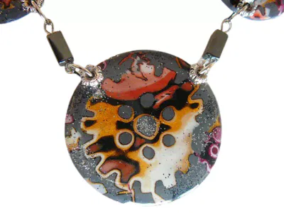 Collier créé à partir de restes de hidden magic, une technique de pâte Fimo